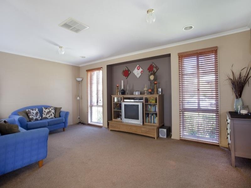 35 Gallway Drive, Eaglehawk VIC 3556