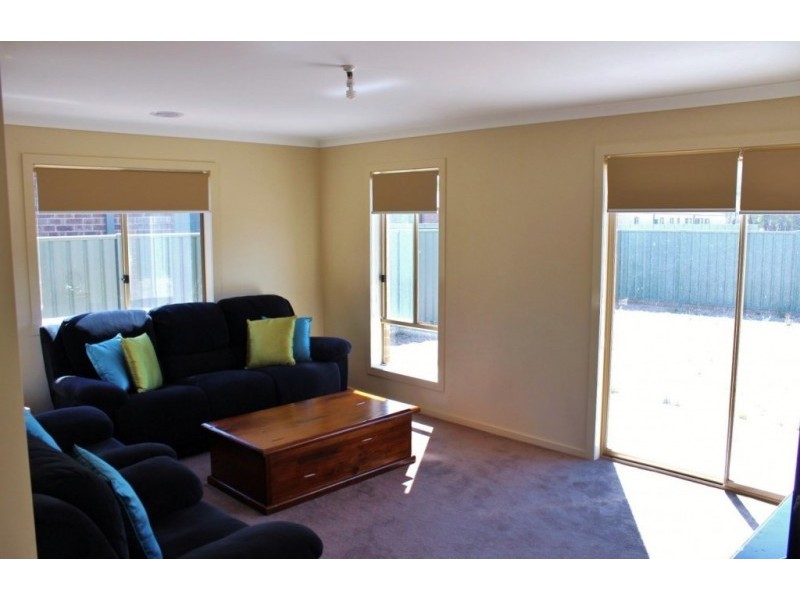 2 Triplett Avenue, Ascot VIC 3551