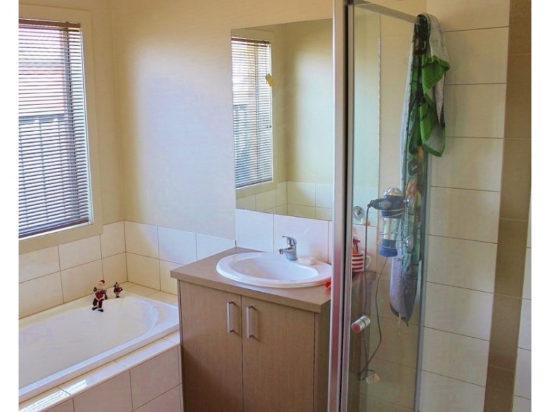 2 Triplett Avenue, Ascot VIC 3551