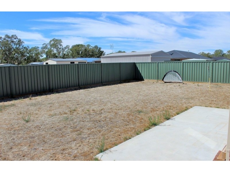 2 Triplett Avenue, Ascot VIC 3551