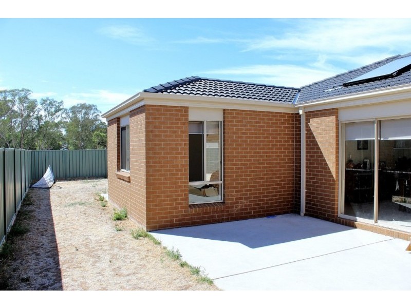 2 Triplett Avenue, Ascot VIC 3551