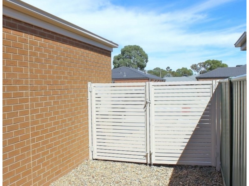 2 Triplett Avenue, Ascot VIC 3551