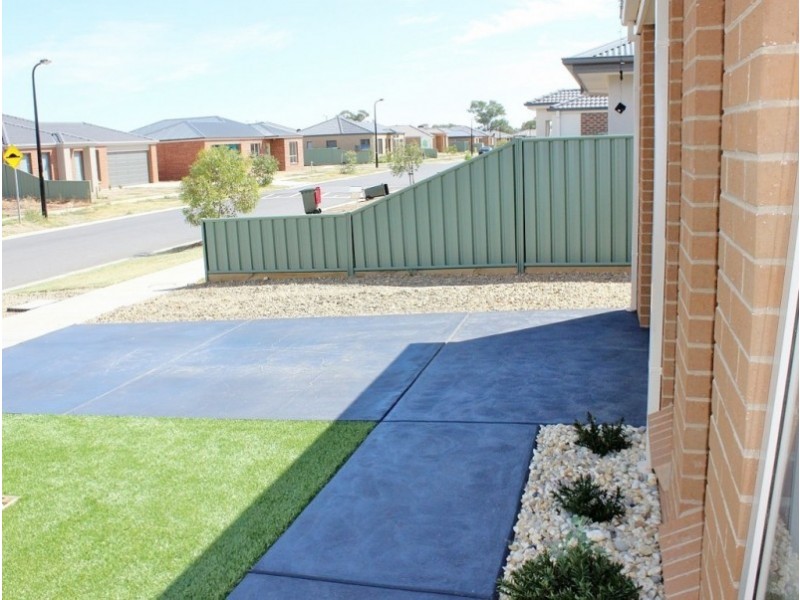 2 Triplett Avenue, Ascot VIC 3551