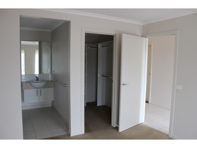 2 Bushwalk Grove, Epsom VIC 3551