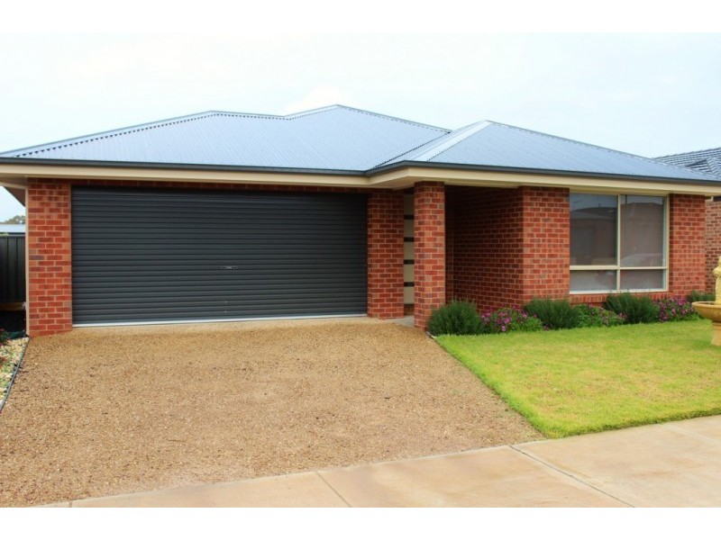 242 Station Street, Ascot VIC 3551