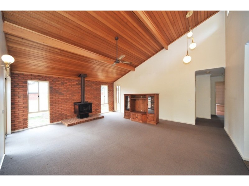 15 Clay Gully Court, Maiden Gully VIC 3551