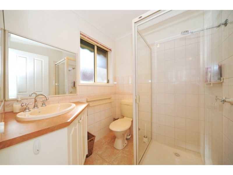 16 Julie Court, Kangaroo Flat VIC 3555