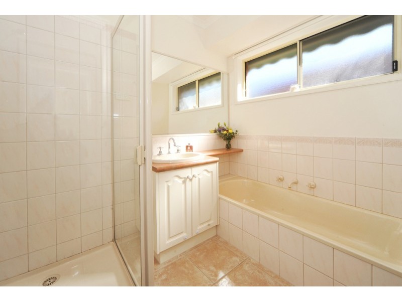 16 Julie Court, Kangaroo Flat VIC 3555