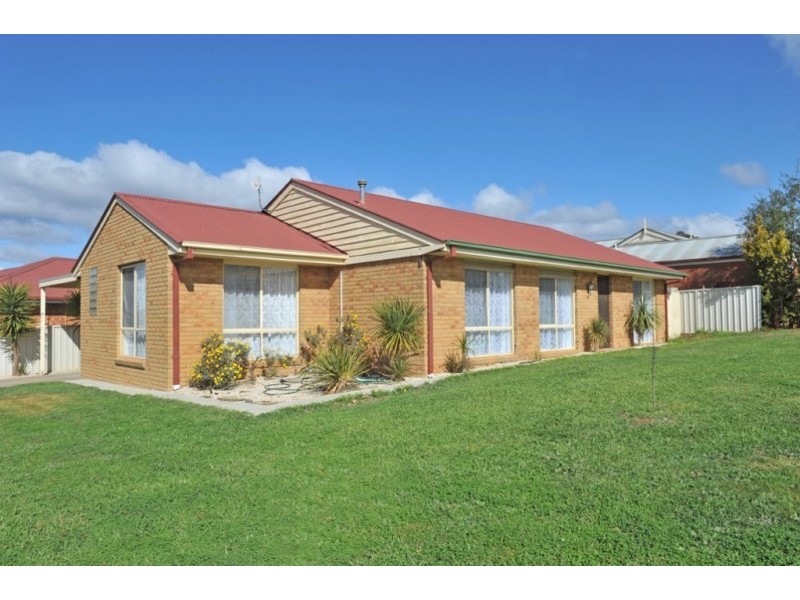 9 Pattison Drive, Kangaroo Flat VIC 3555