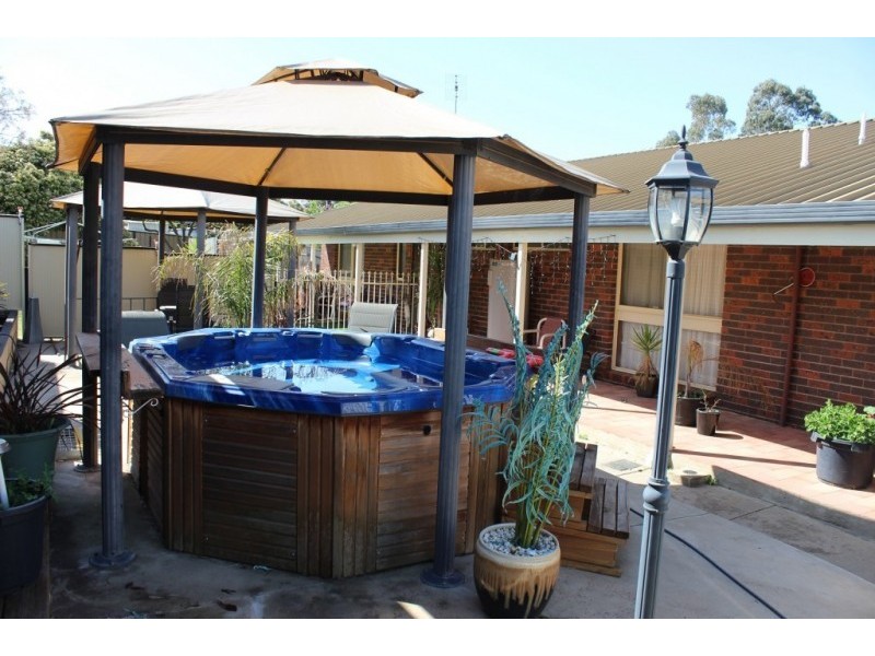 121 Olympic Parade, Kangaroo Flat VIC 3555