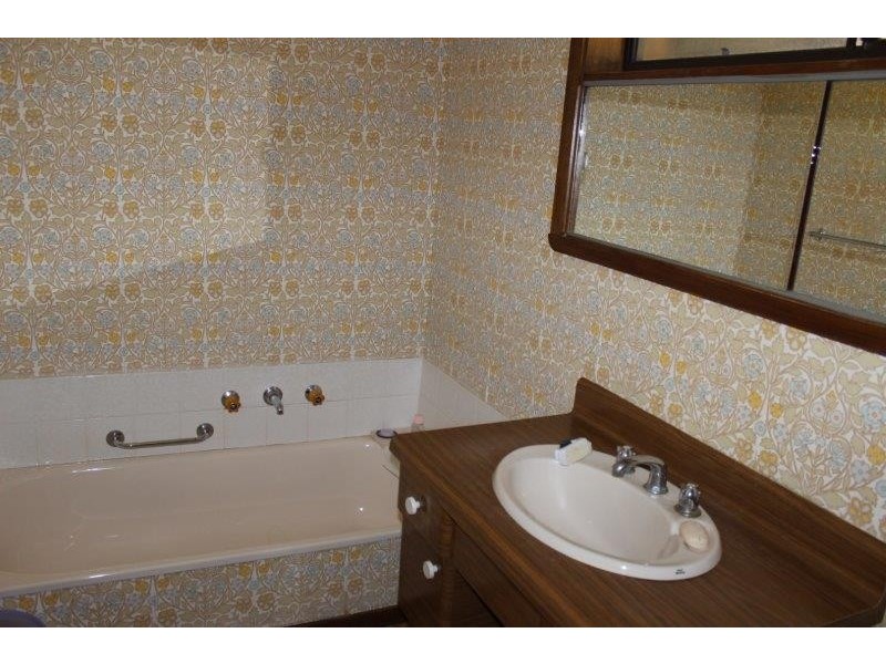 6 Lansell Street, Kangaroo Flat VIC 3555