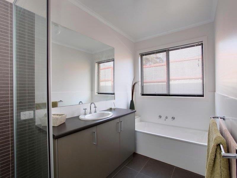 71 Amara Way, Kangaroo Flat VIC 3555