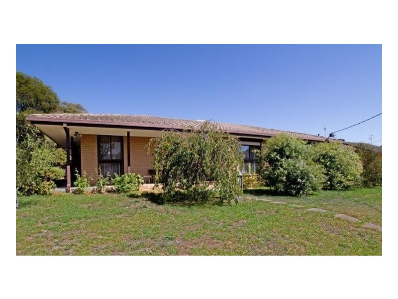 8 Chifley Avenue, Kangaroo Flat VIC 3555