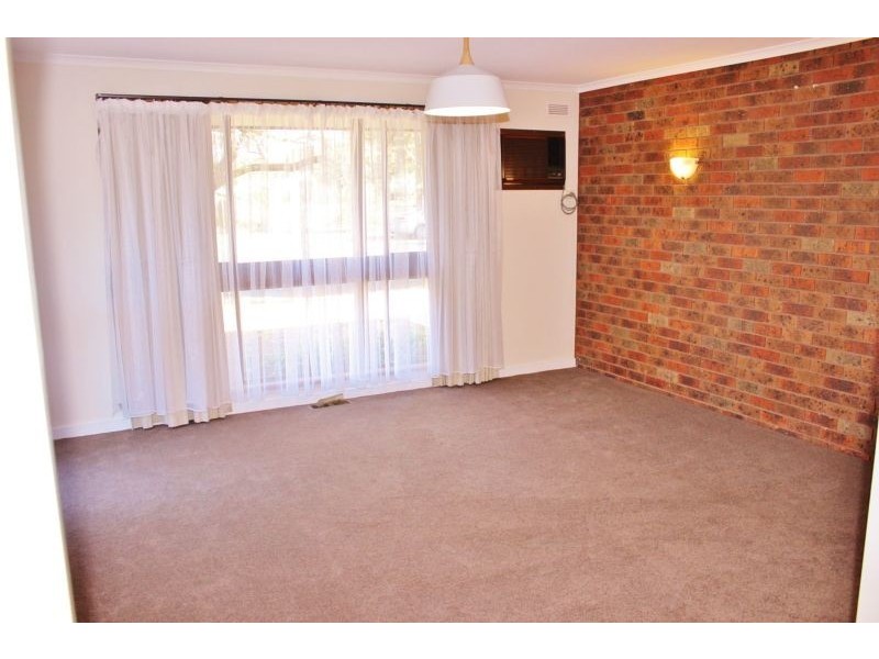 8 Chifley Avenue, Kangaroo Flat VIC 3555