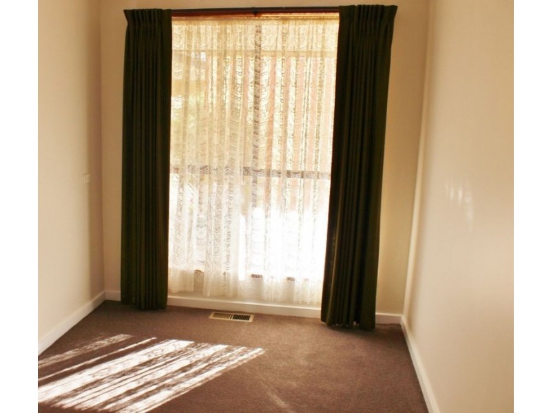 8 Chifley Avenue, Kangaroo Flat VIC 3555