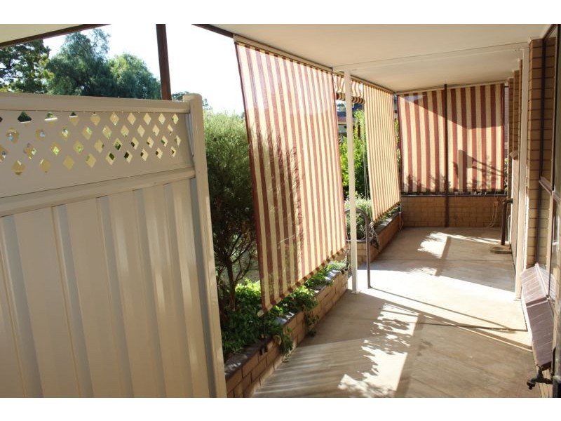 8 Chifley Avenue, Kangaroo Flat VIC 3555