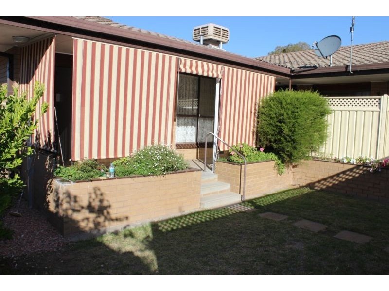 8 Chifley Avenue, Kangaroo Flat VIC 3555