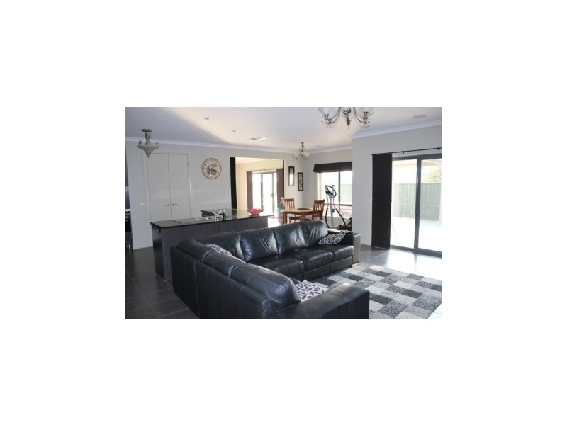 6 Montana Place, Kangaroo Flat VIC 3555