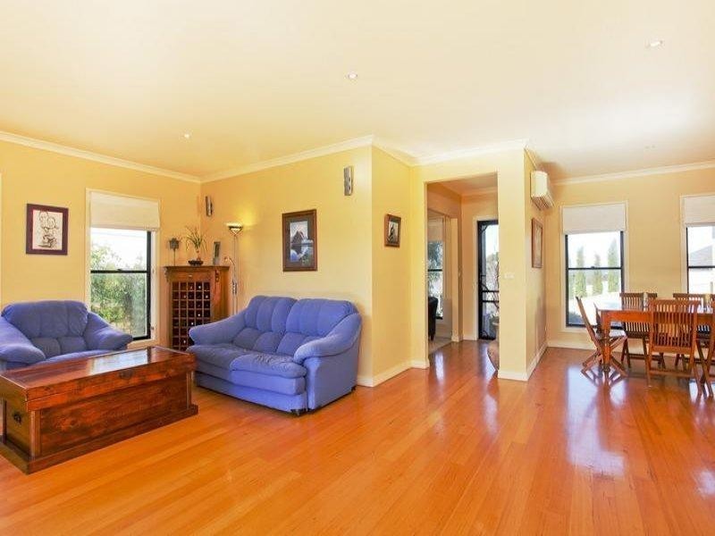 2/11 Hines Court, Kangaroo Flat VIC 3555
