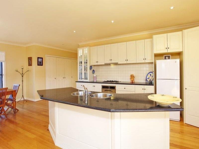 2/11 Hines Court, Kangaroo Flat VIC 3555
