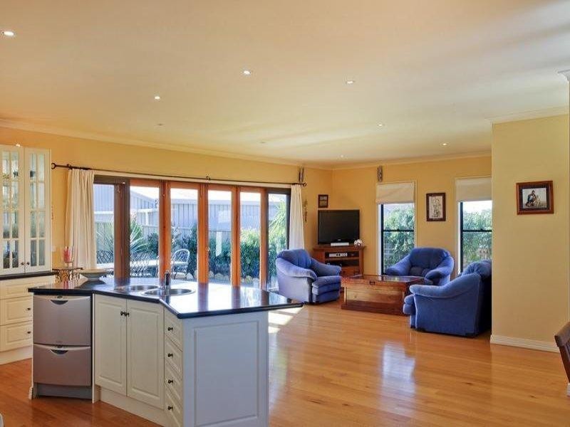 2/11 Hines Court, Kangaroo Flat VIC 3555