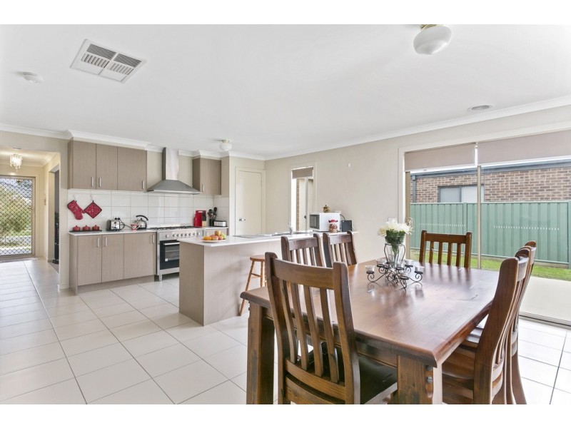 2 Triplett Avenue, Ascot VIC 3551