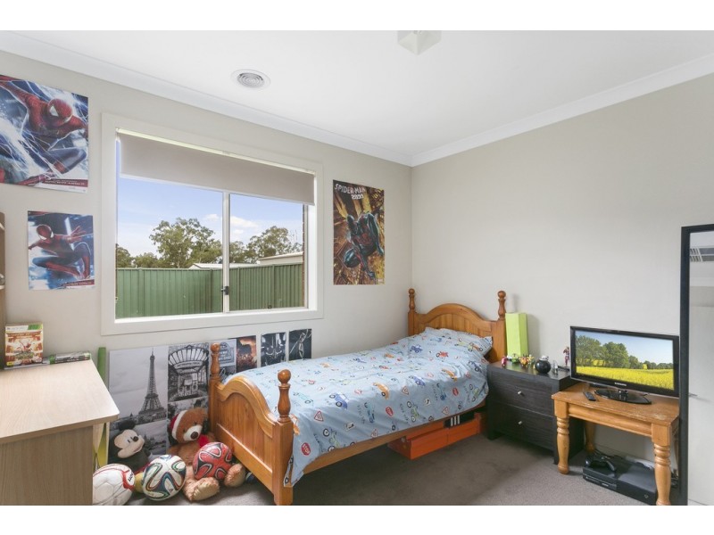 2 Triplett Avenue, Ascot VIC 3551