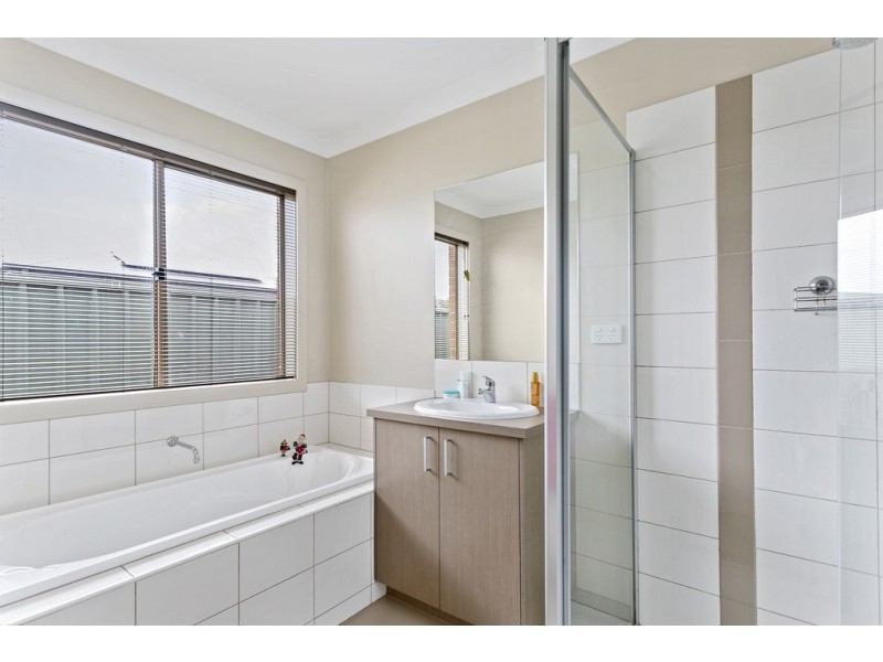 2 Triplett Avenue, Ascot VIC 3551