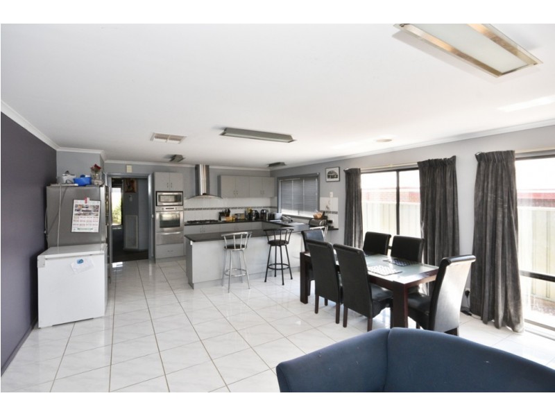 15 St George Park Drive, Kangaroo Flat VIC 3555