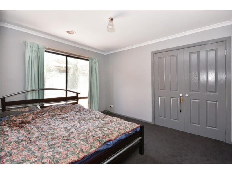 15 St George Park Drive, Kangaroo Flat VIC 3555