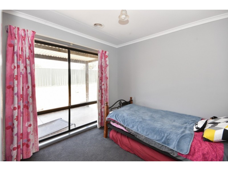 15 St George Park Drive, Kangaroo Flat VIC 3555