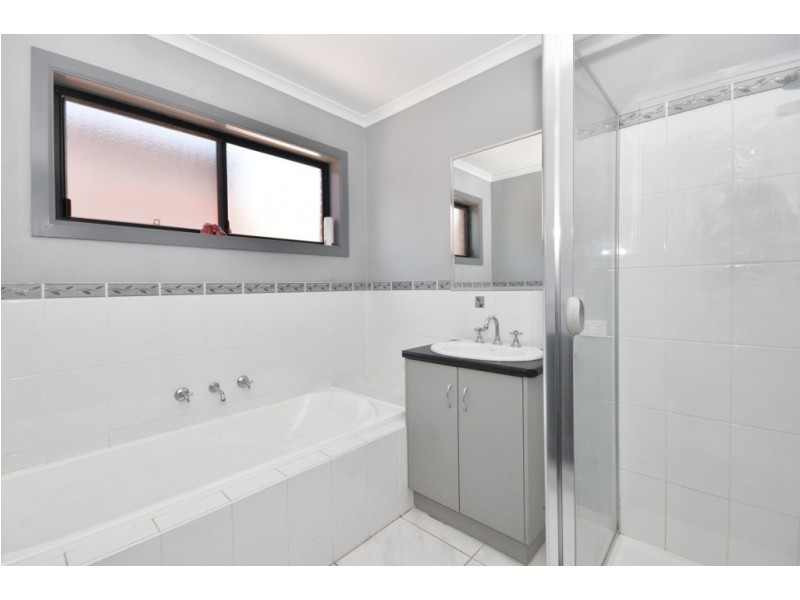 15 St George Park Drive, Kangaroo Flat VIC 3555