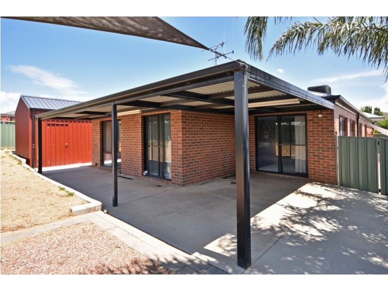 15 St George Park Drive, Kangaroo Flat VIC 3555