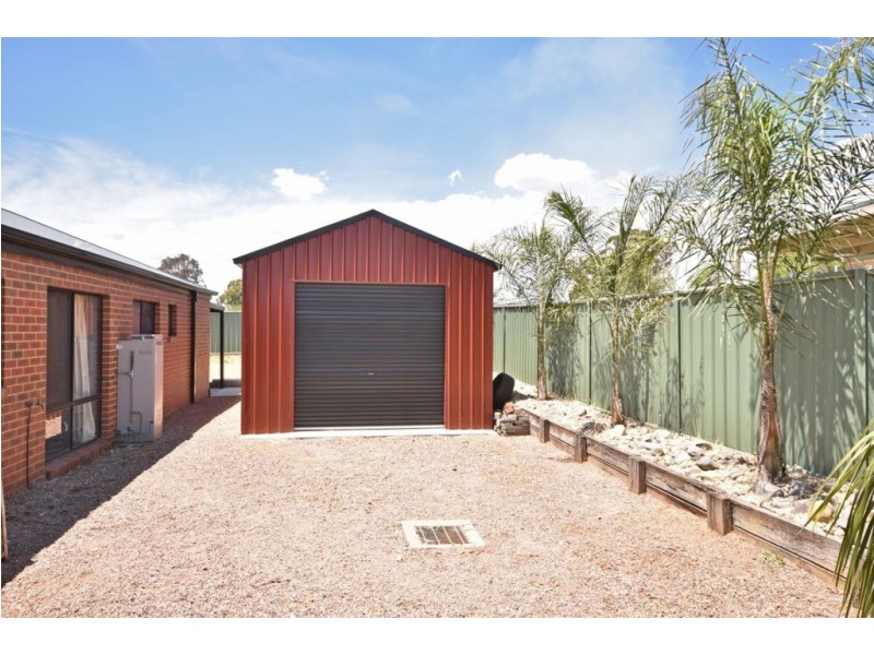 15 St George Park Drive, Kangaroo Flat VIC 3555