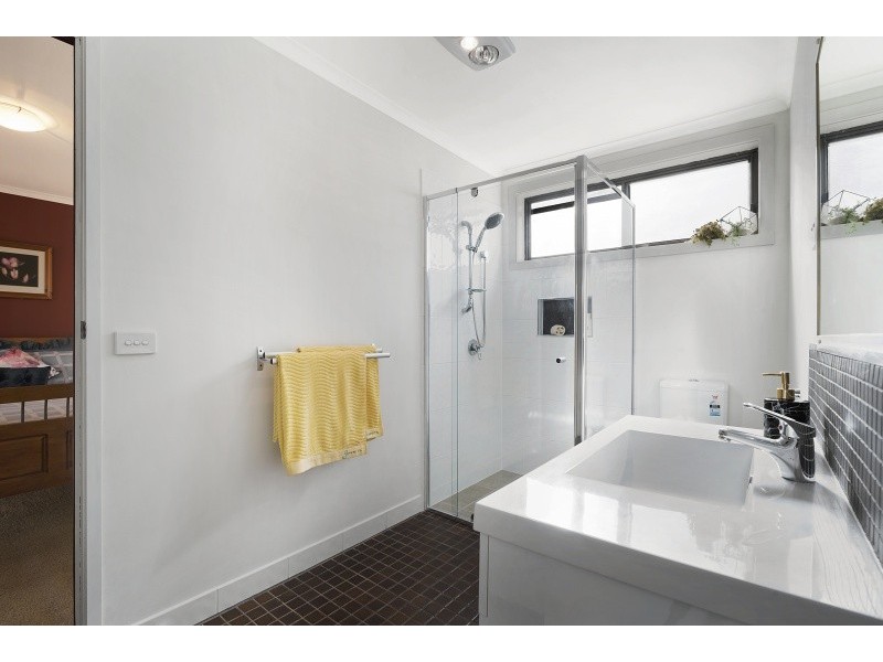 2/204 Aspinall Street, Kangaroo Flat VIC 3555