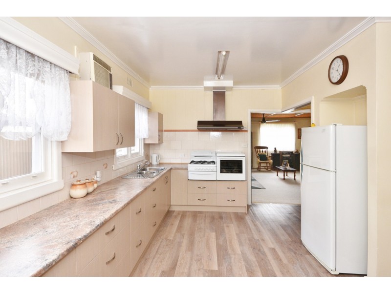 6 Thomas Street, Kangaroo Flat VIC 3555