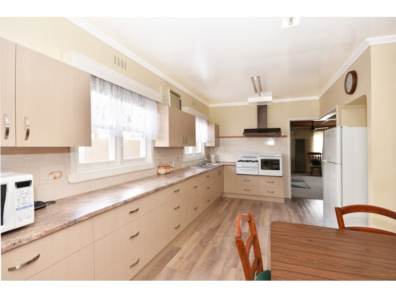 6 Thomas Street, Kangaroo Flat VIC 3555