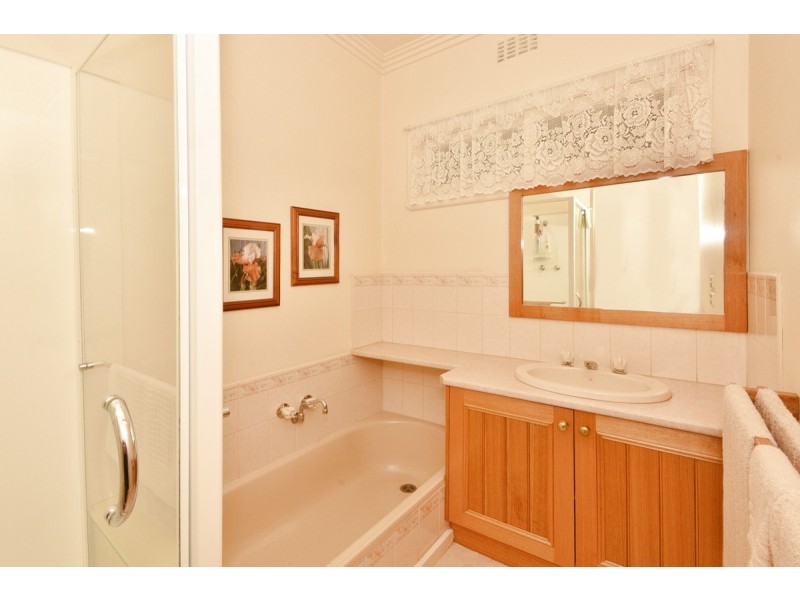 6 Thomas Street, Kangaroo Flat VIC 3555