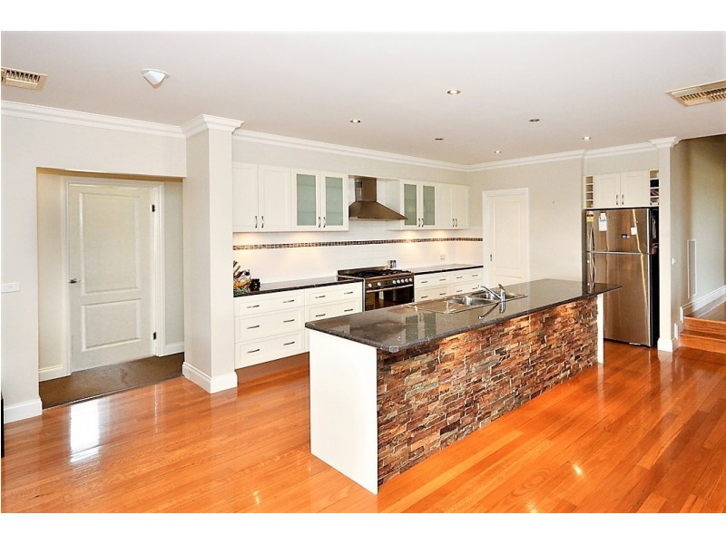 16 Irrabella Place, Kangaroo Flat VIC 3555