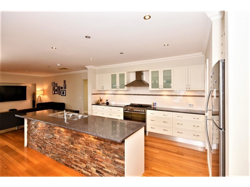 16 Irrabella Place, Kangaroo Flat VIC 3555