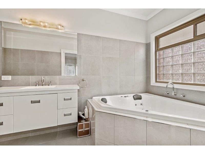 5 Bronze Drive, Kangaroo Flat VIC 3555