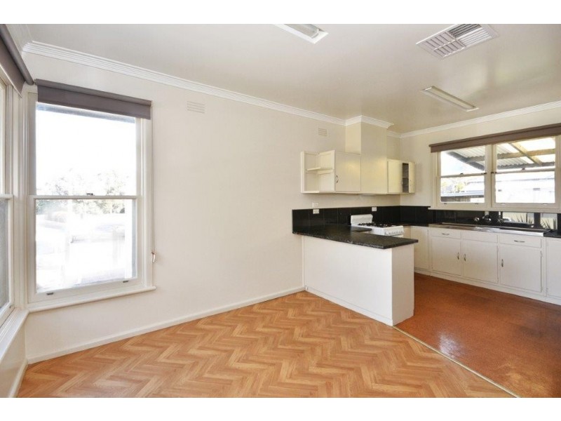 1 Clarence Avenue, Kennington VIC 3550