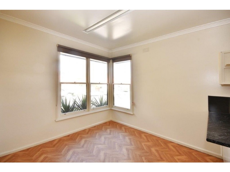 1 Clarence Avenue, Kennington VIC 3550