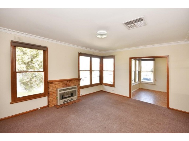 1 Clarence Avenue, Kennington VIC 3550