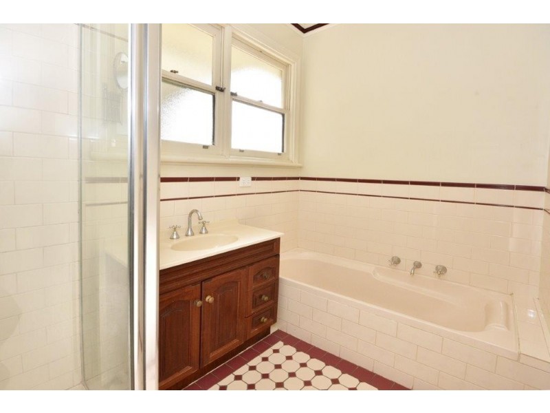 1 Clarence Avenue, Kennington VIC 3550