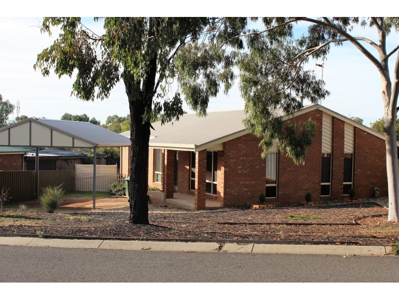 16 Yarunga Drive, Kangaroo Flat VIC 3555