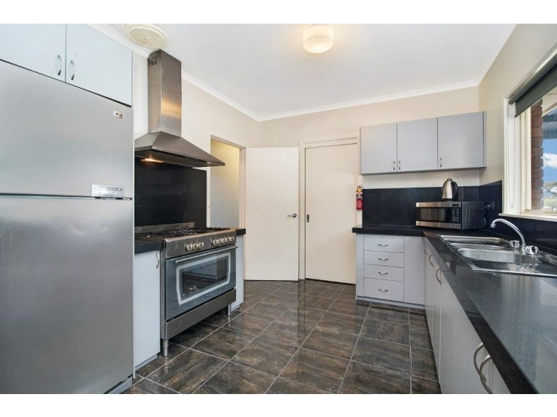 16 Yarunga Drive, Kangaroo Flat VIC 3555