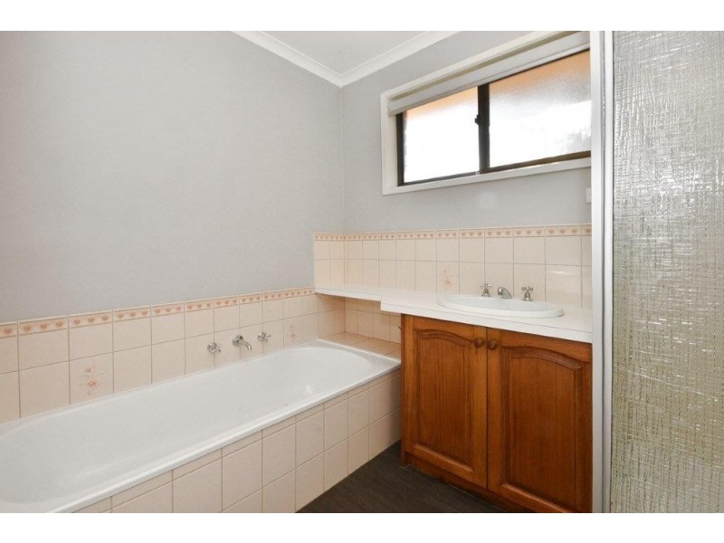 27 Mockridge Drive, Kangaroo Flat VIC 3555