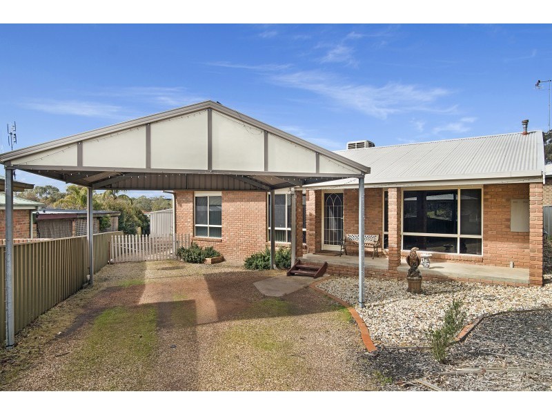 16 Yarunga Drive, Kangaroo Flat VIC 3555