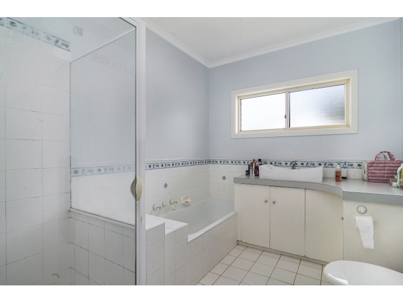 16 Yarunga Drive, Kangaroo Flat VIC 3555